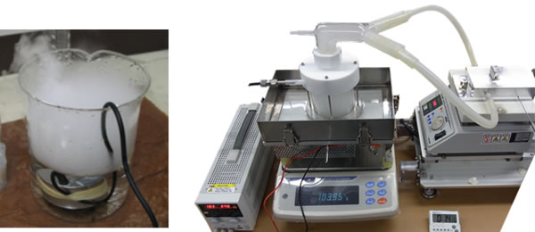 図１ 溶液霧化状態(左)と製膜装置(右)